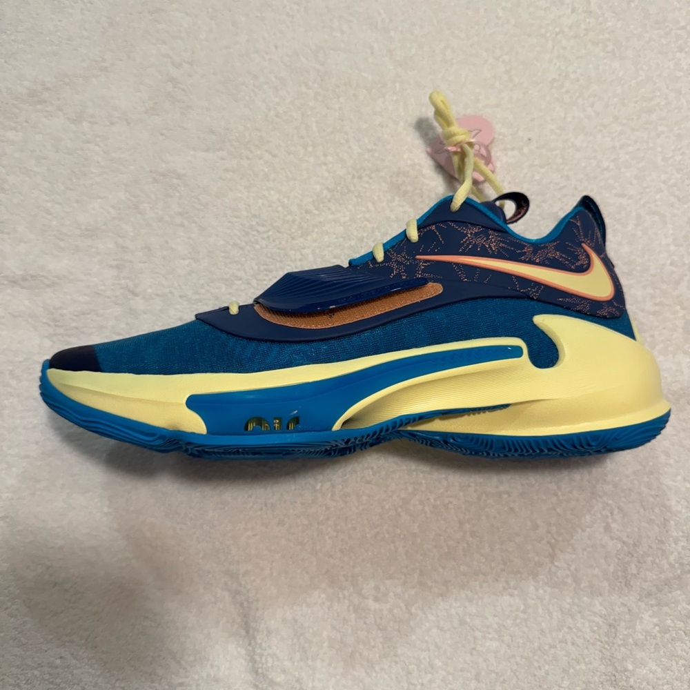 NEW IN BOX NEVER WORN Nike Zoom Freak 3 NRG Valentines Day